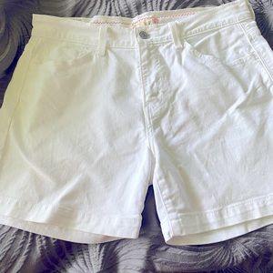 Womenʻs white Levis 515 denim shorts